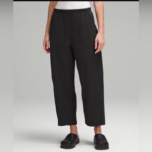 Lululemon, Lightweight mid-rise barrel leg cropped pant, Black, Size 6